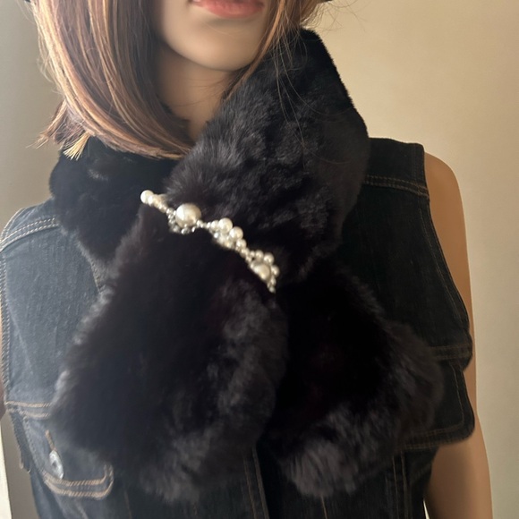 Pearl Flower Faux Fur Pull Through Scarf in Black - Picture 2 of 4